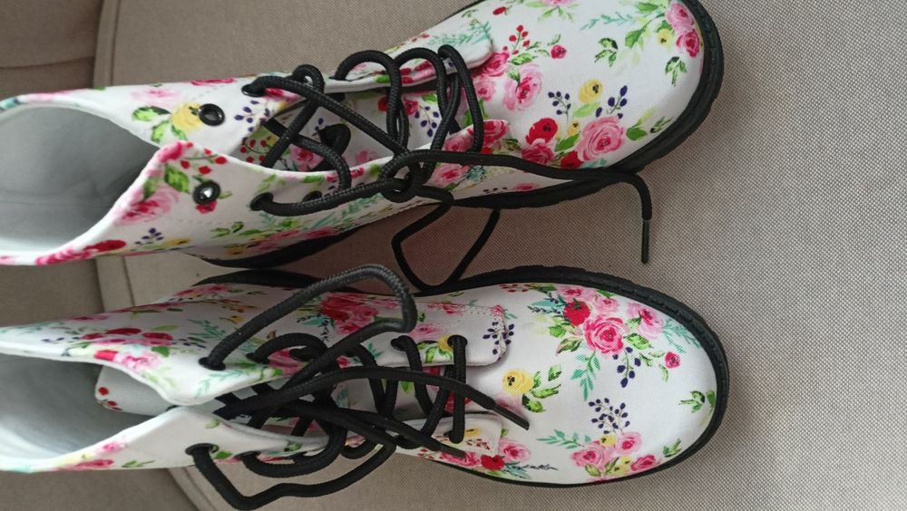 Botki z kwiatki. Nowe. R.39