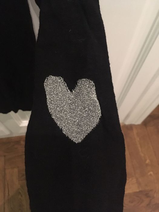 Cardigan czarny ze srebrnymi sercami na łokciach firmy crewcuts