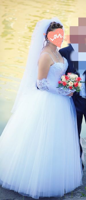 Весільна сукня з фатою та рукавичками