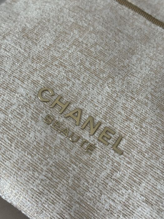 Chanel kosmetyczka ecru beżowa ze złotą nitką