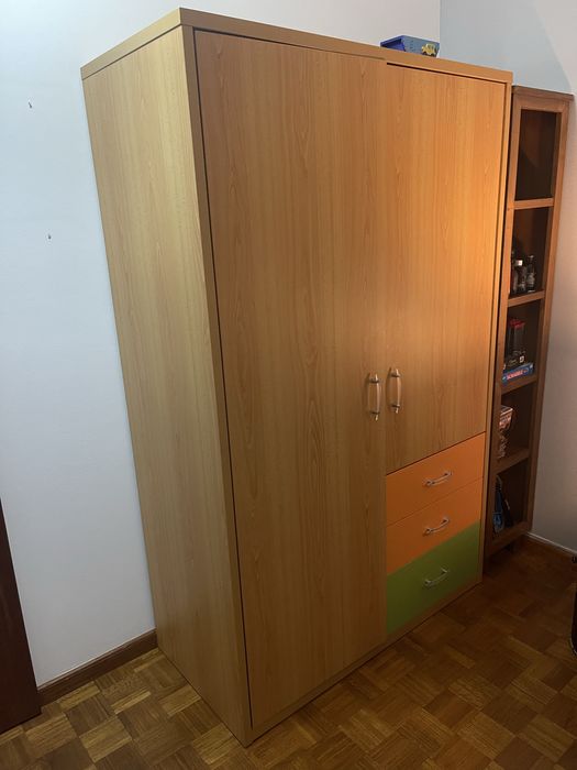 Guarda-roupa / Armário em madeira - Excelente estado