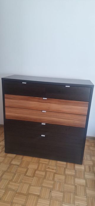 Komoda z ciemnego drewna