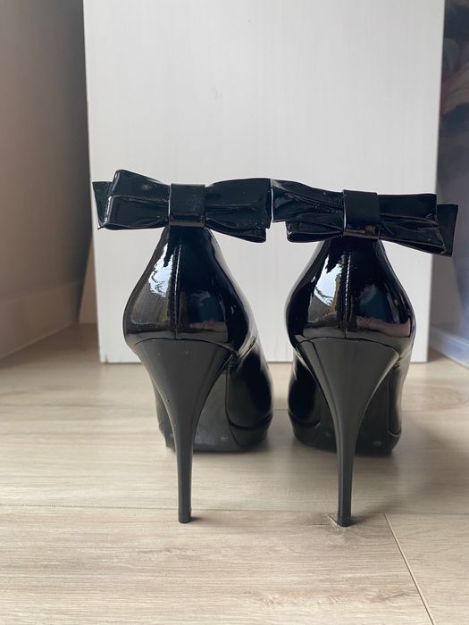 Ryłko lakierowane szpilki na koturnie 37,5