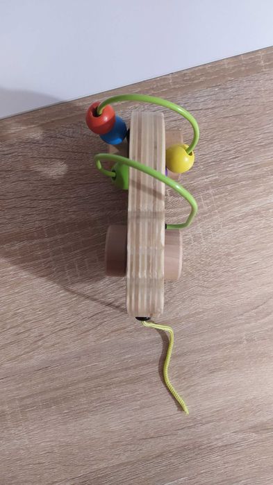 Hipopotam - drewniana zabawka z koralikami, na kółkach i sznurku.