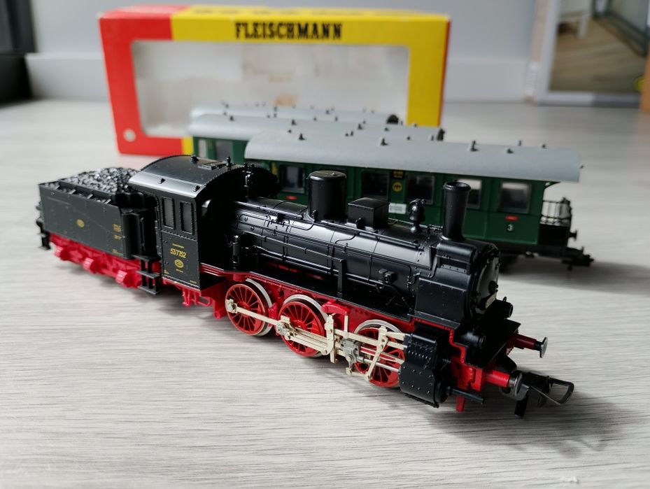 Locomotiva Fleischmann 4124 53 7752 DR DRG + 3 carruagens H0 1:87