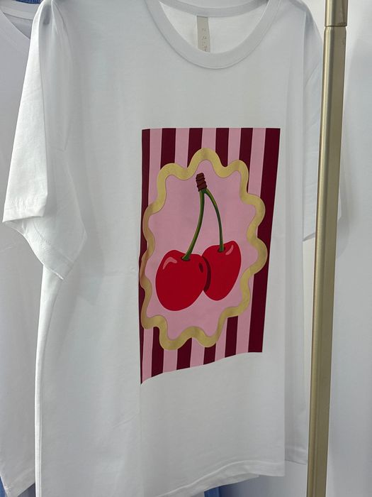 T-shirt branca com estampado de cerejas