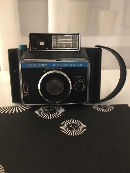 Dwa polaroidy marki Keystone "Rapid Shot" i "60 Second Everflash"
