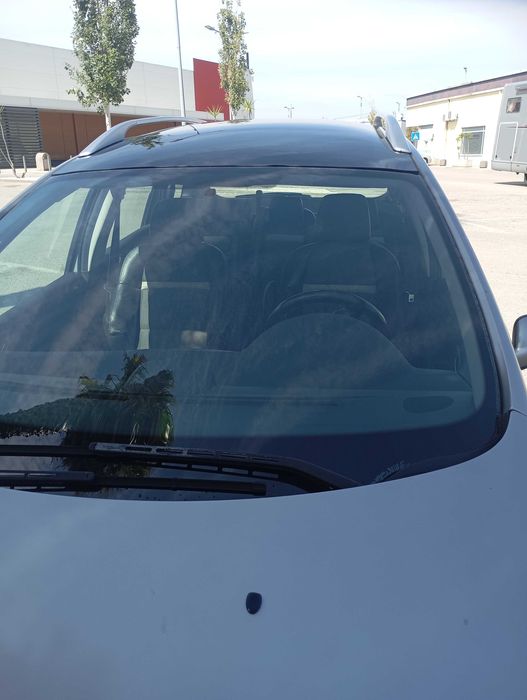 Carrinha Peugeot hdi de 7 lugares esta disponível no Intermarché do carregado