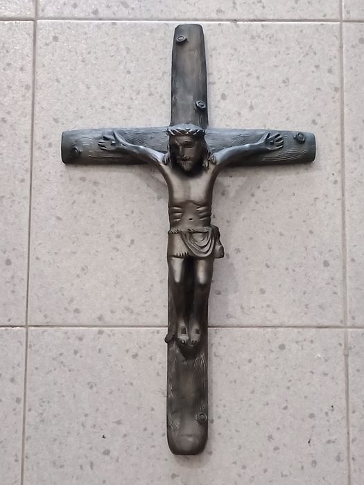 Crucifixo do escultor Júlio Alonso em barro preto de Bisalhães