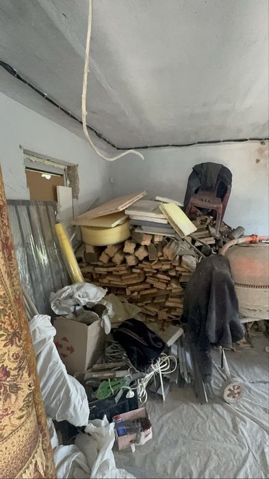Продаж будинку з земельною ділянкою біля автобазару