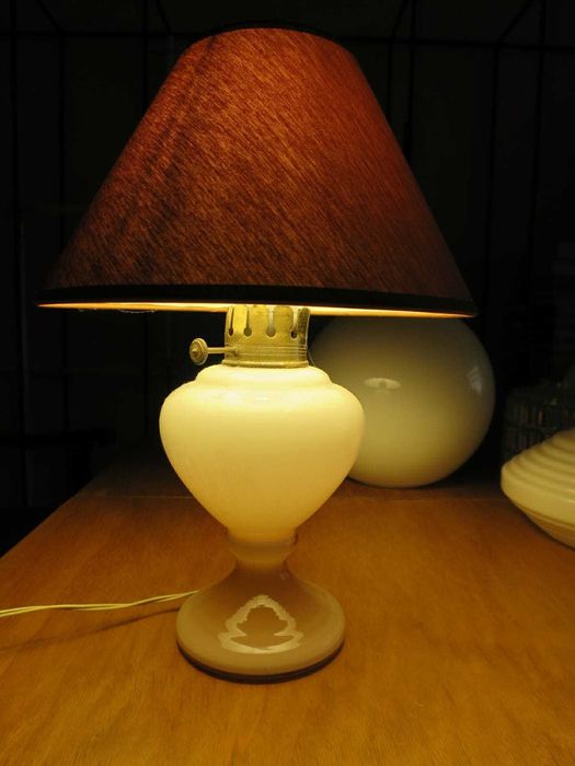 Candeeiro com base em vidro e eletrificação nova