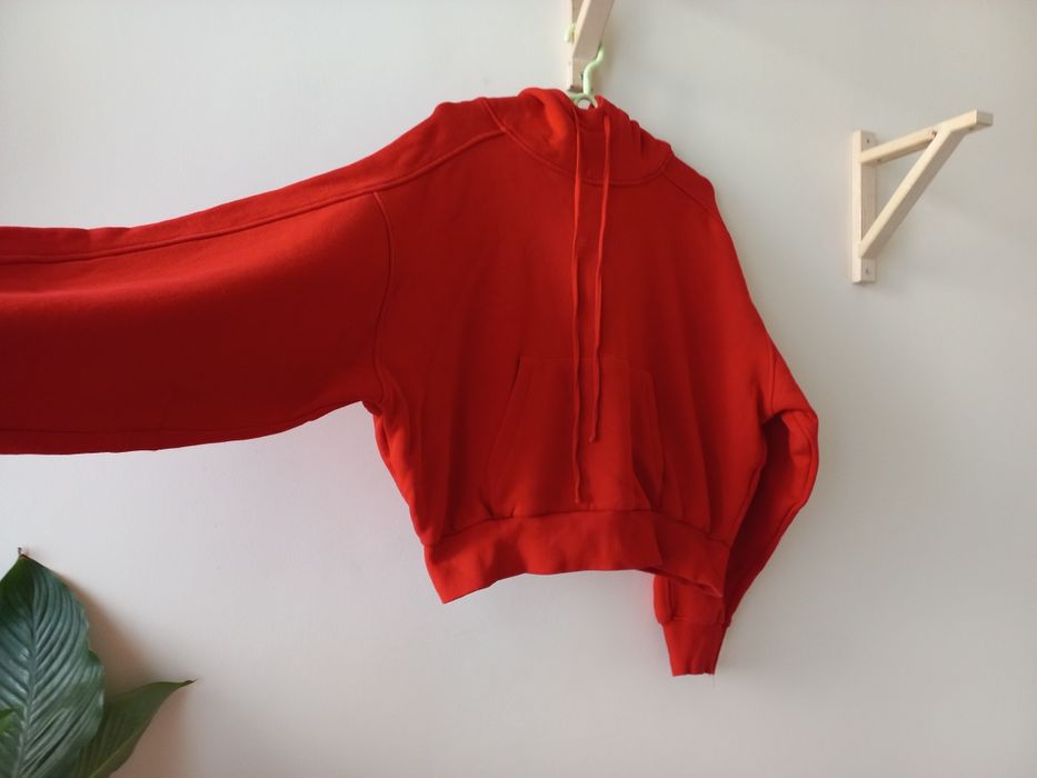 Czerwona bluza oversize