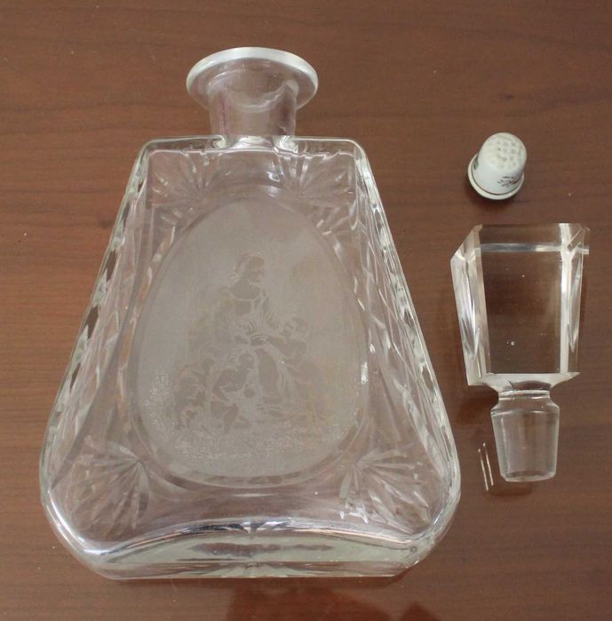 Garrafa de cristal vintage, anos 60, lapidada, gravada à mão.