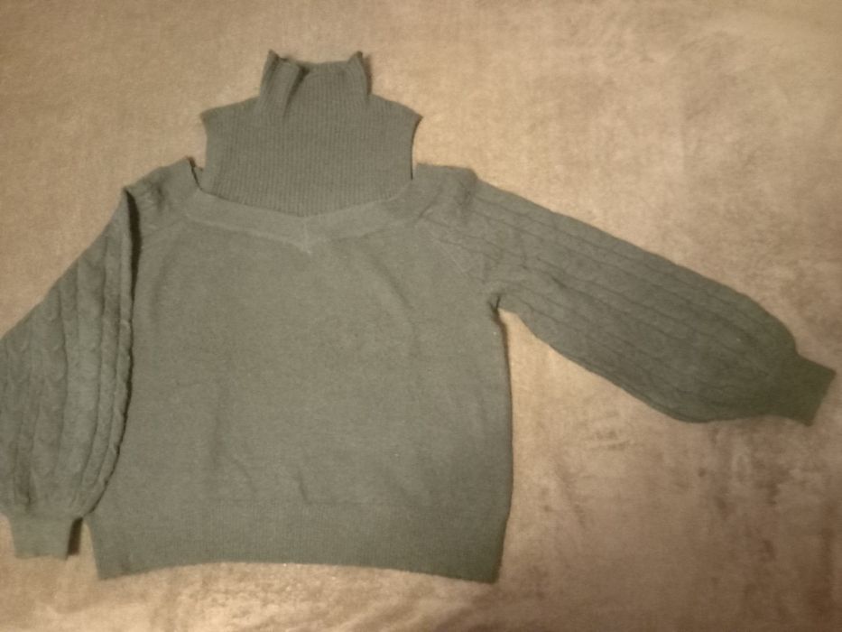 Czarny sweterek Cold Shoulder