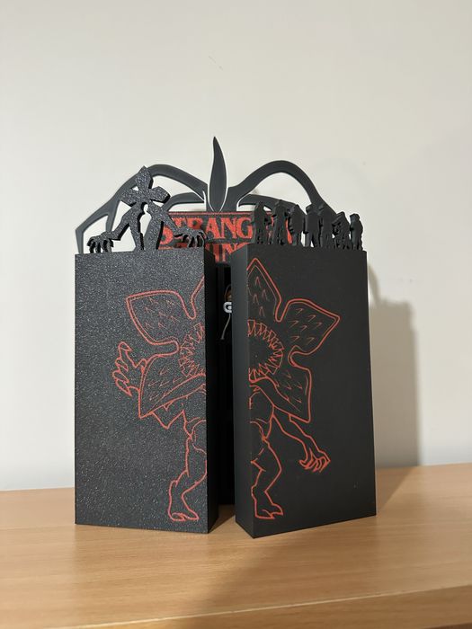 Półka z figurkami Stranger Things