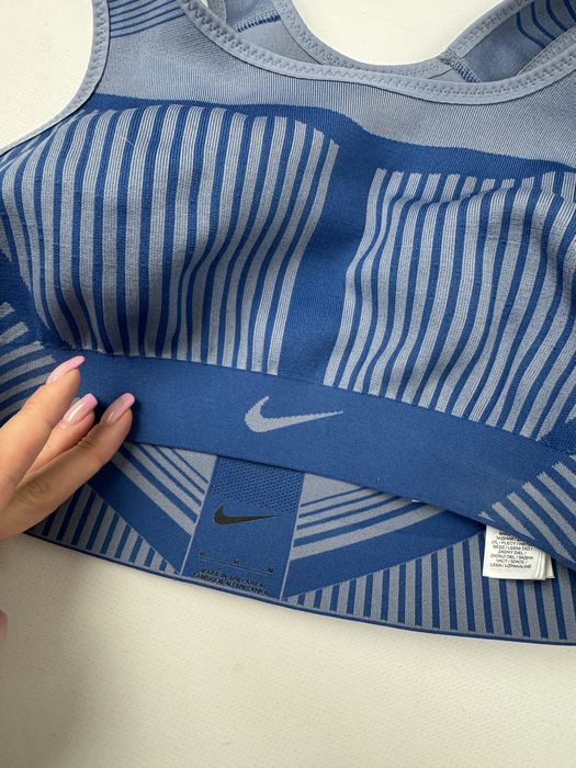 Спортивний топ Nike