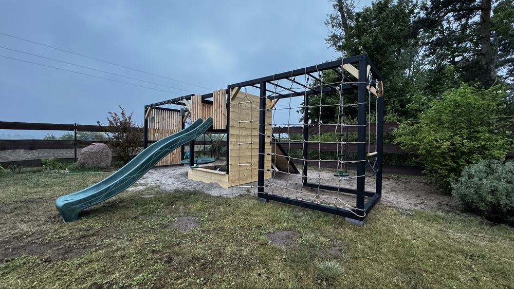 Plac zabaw wspinaczka dla dzieci zjeżdżalnia