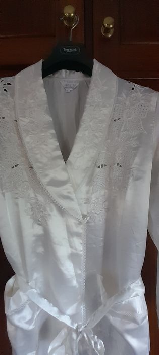 Robe/ roupão de cetim bordado