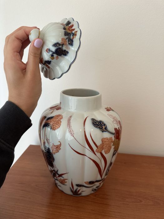 pote com tampa da Vista Alegre, da coleção "Imari".
