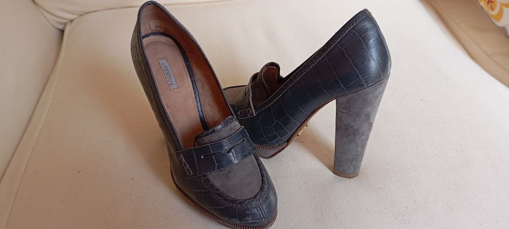 Sapato salto alto cinza em pele Marca Uterque