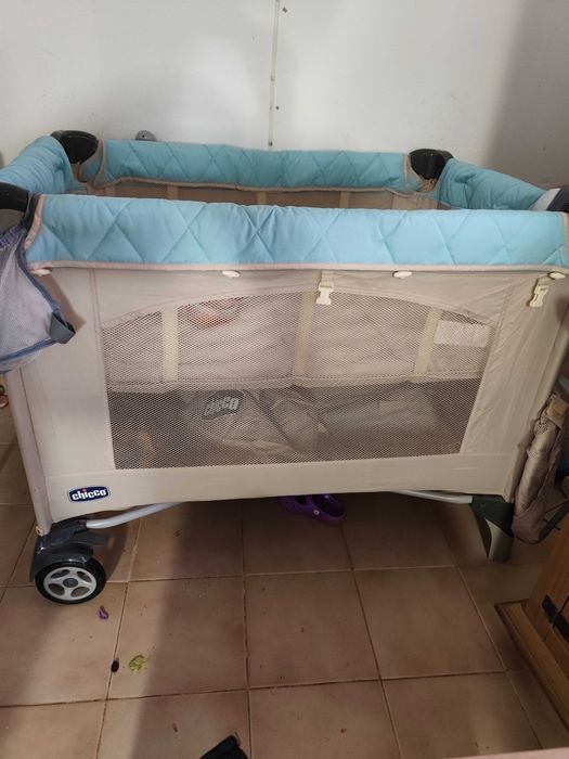 Parque para bebe tem duas opções de altura, muda fraldas, walkie-talkies e tocador de música e luz com comando tudo da Chicco