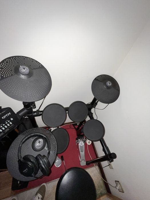 Bateria eletrónica Yamaha DTX402K + banco + auscultadores roland + baquetas