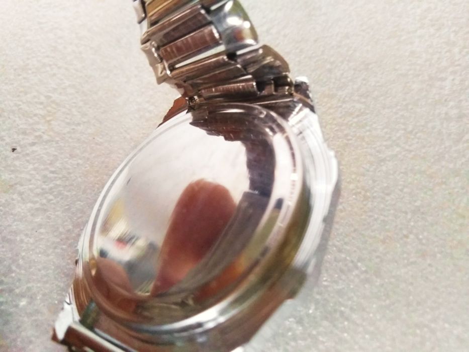 Часы электронные "Sanyo".