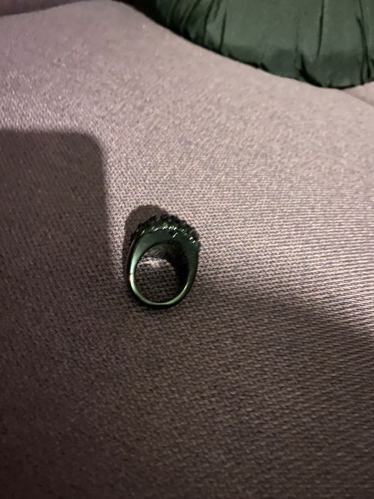 Pierścionek plastikowy czarny cyrkonia 17