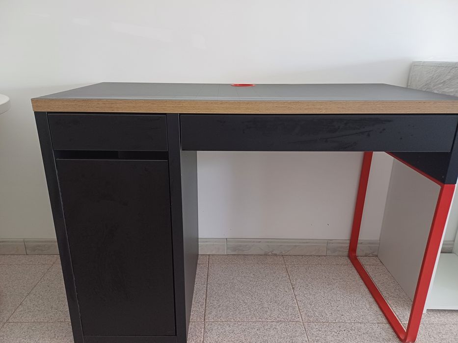 Secretária e cadeira completamente novo