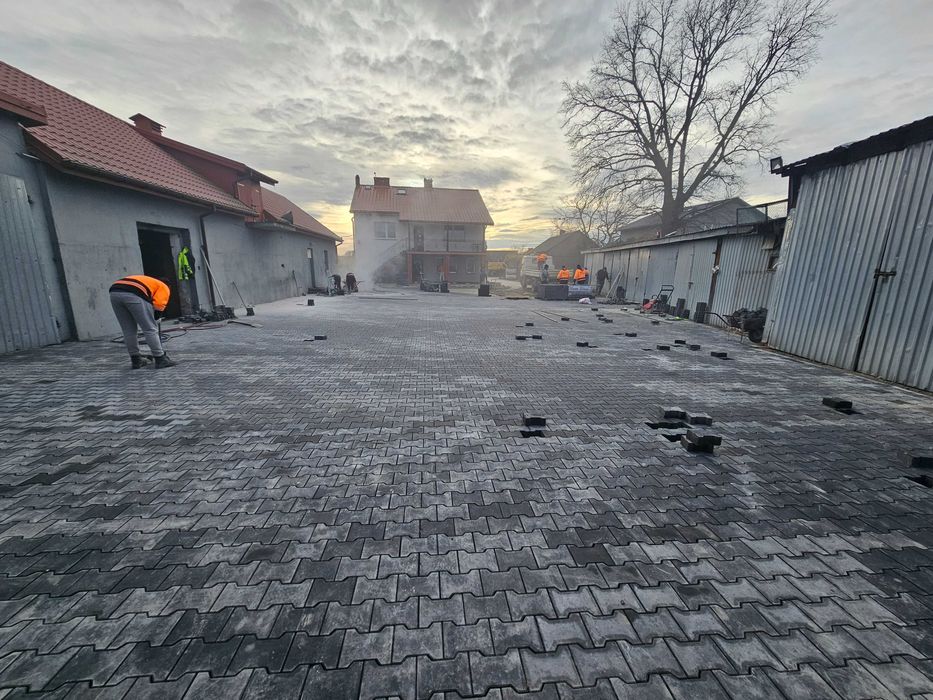 Układanie kostki przemysłowej podwórka sadownicze drogi parkingi