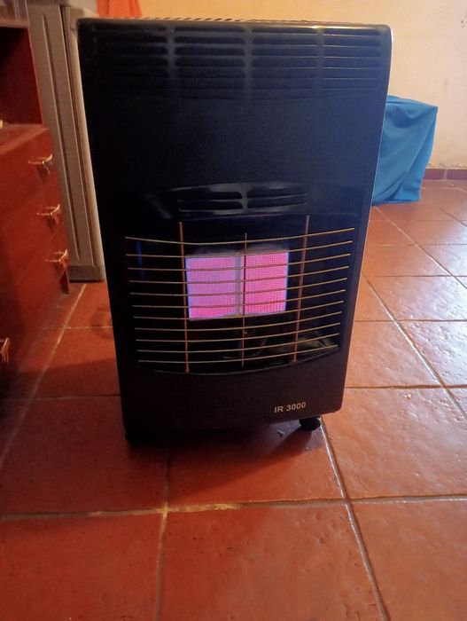 Aquecedor a gás a funcionar em perfeitas condições