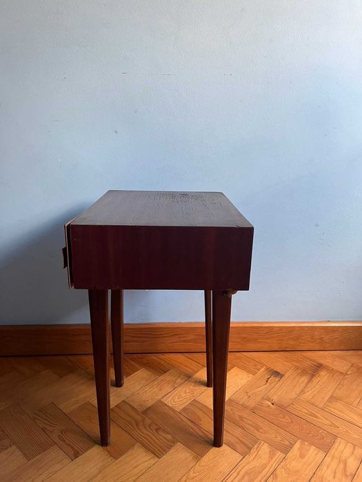 Conjunto de 2 mesinhas de apoio em madeira – uma para restauro