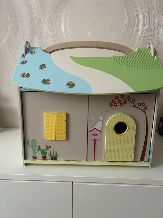 Дерев*яний будиночок з меблями