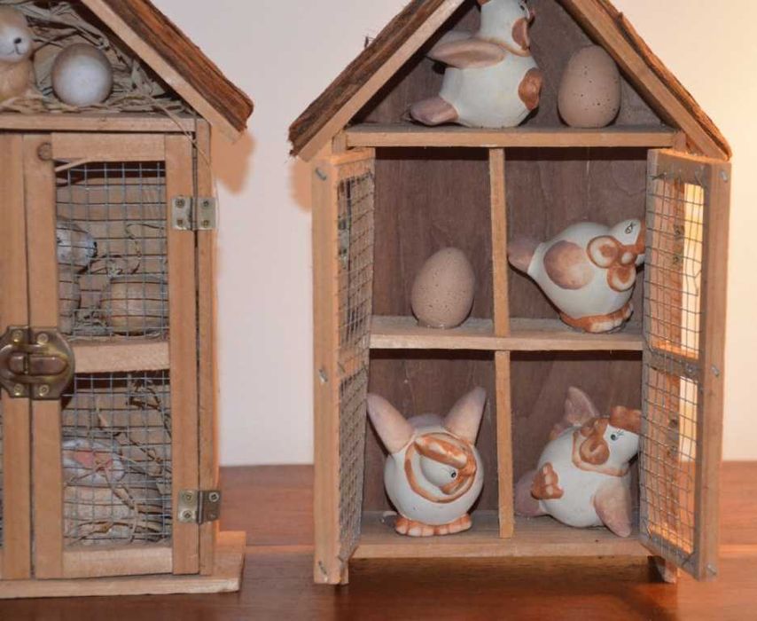 Gaiolas em madeira, com coelhos e galinhas