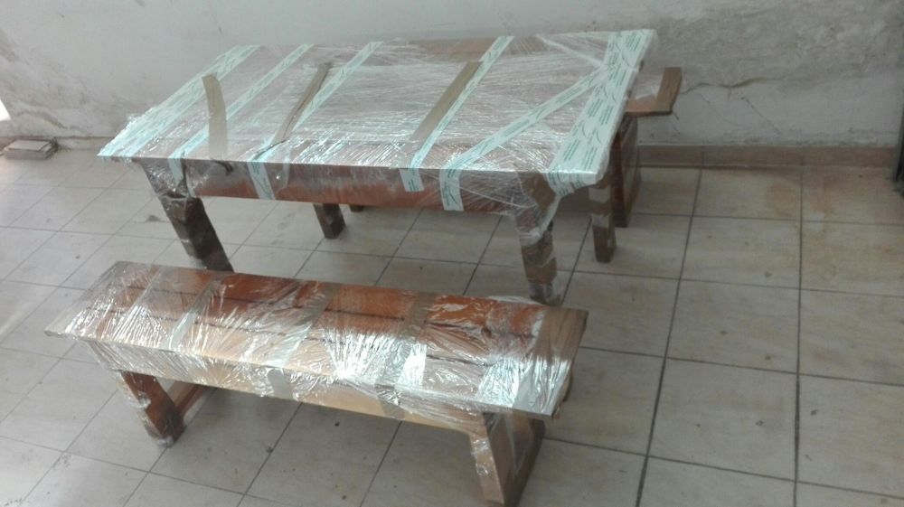 Mesa de madeira com 2 bancos corridos.