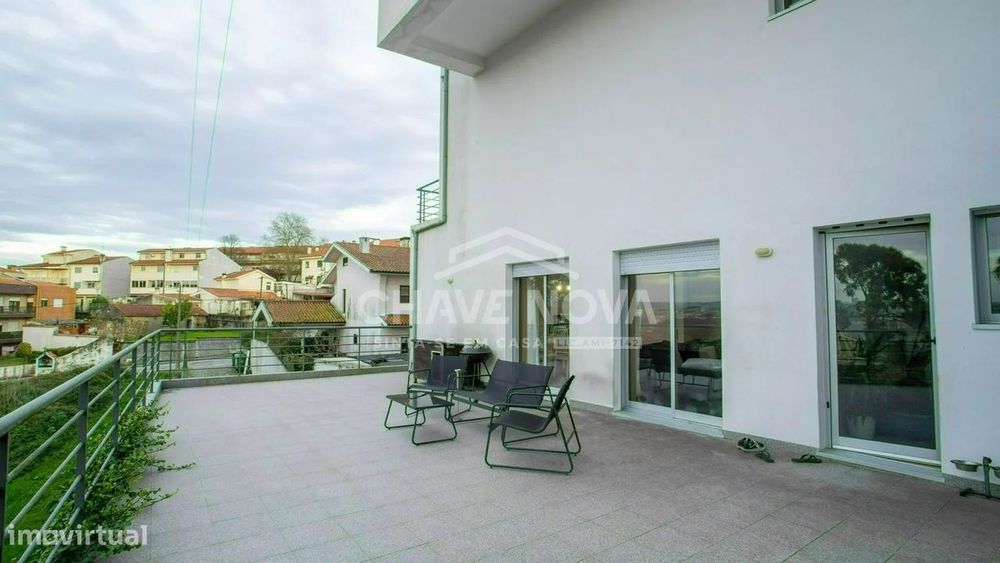 T2 c/ Terraço e Lugar de Garagem em Oliveira do Douro
