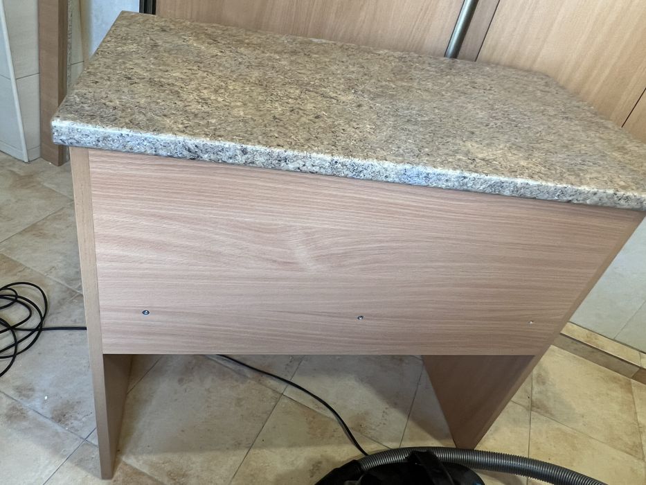 Стіл, столик невеликий