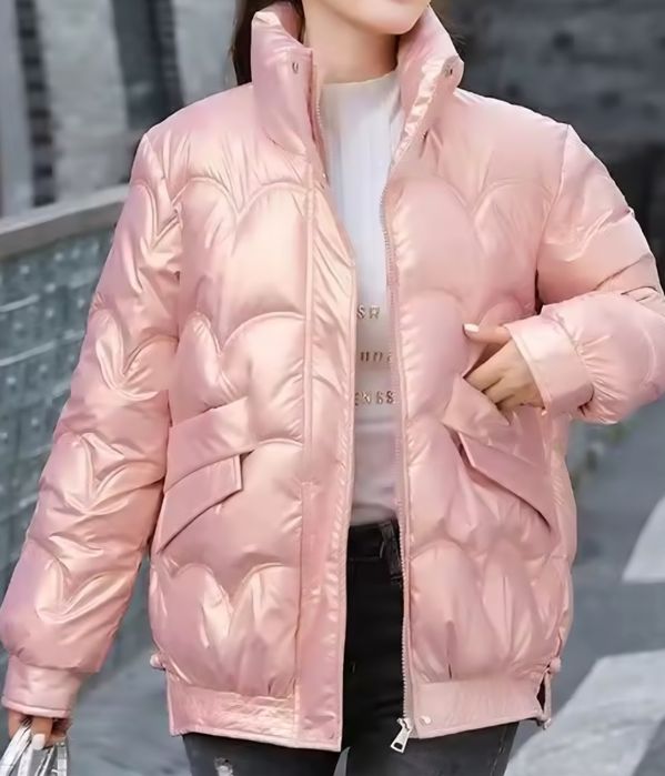 Błyszcząca różowa pikowana kurtka damska.