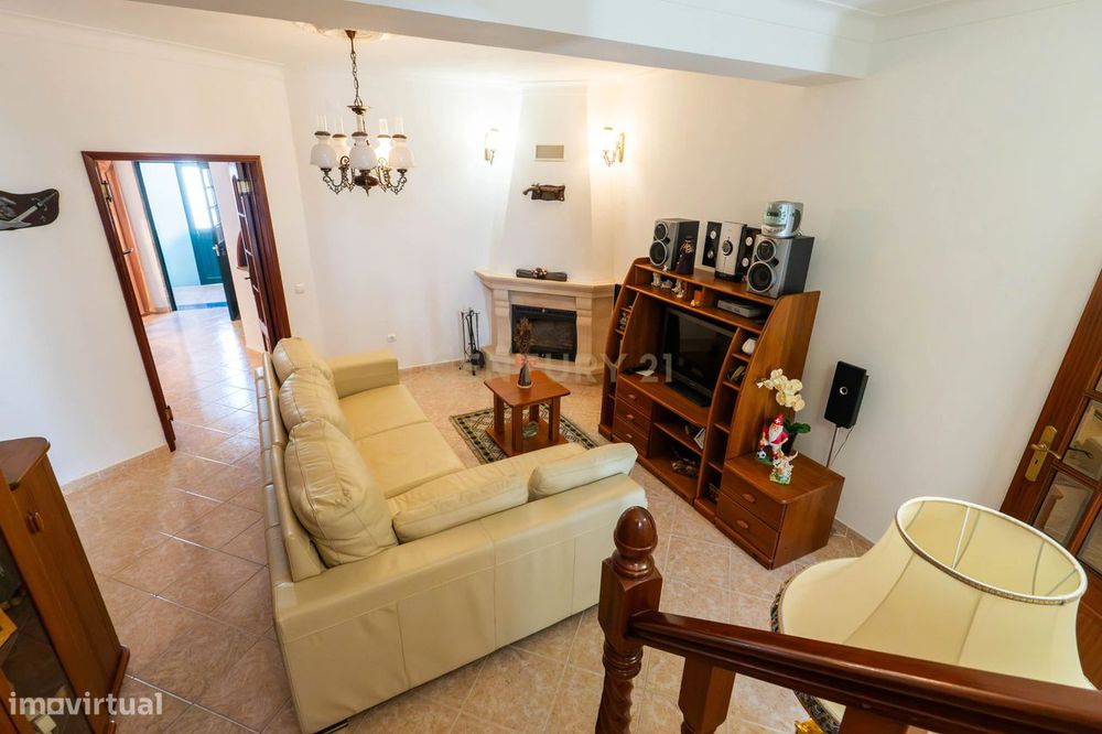 Moradia T4 Mobilada e Equipada com Garagem e Anexo no Bairro do Altinh