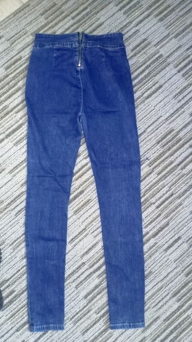 Jeansy niebieskie z wysokim stanem i suwakiem na pośladkach