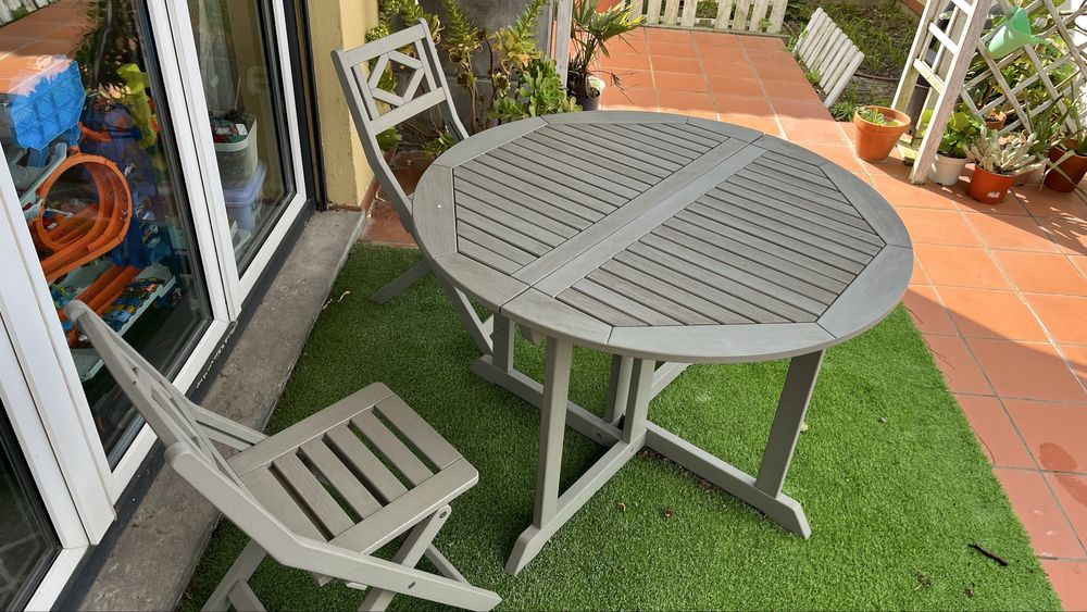 Mesa redonda exterior dobravel com duas cadeiras Ikea Nammaro