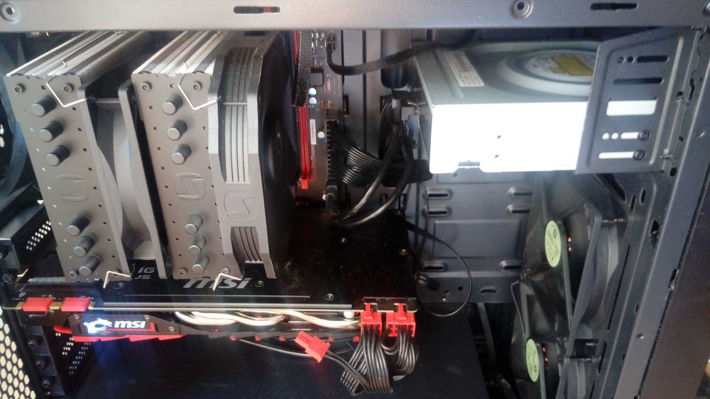 Komputer stacjonarny gamingowy wraz z monitorem Samsung Odyssey G5 27"