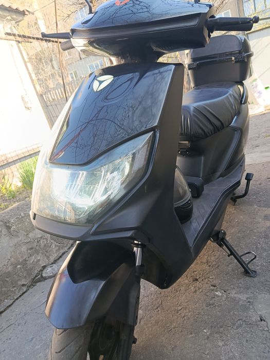 Єлектроскутер Yadea RN чорний