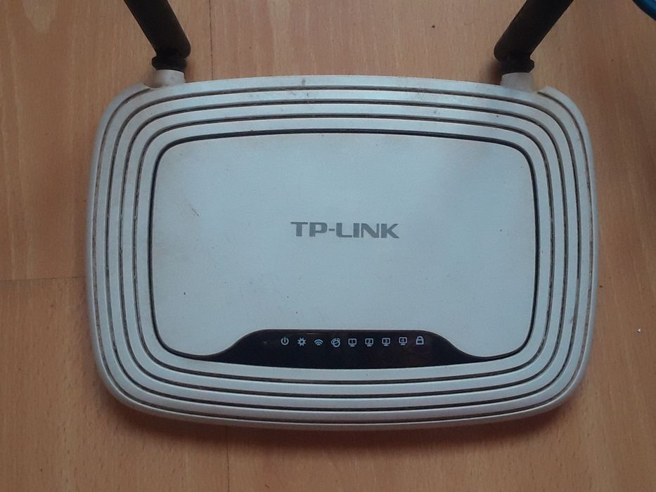 Router TP-Link com cabos