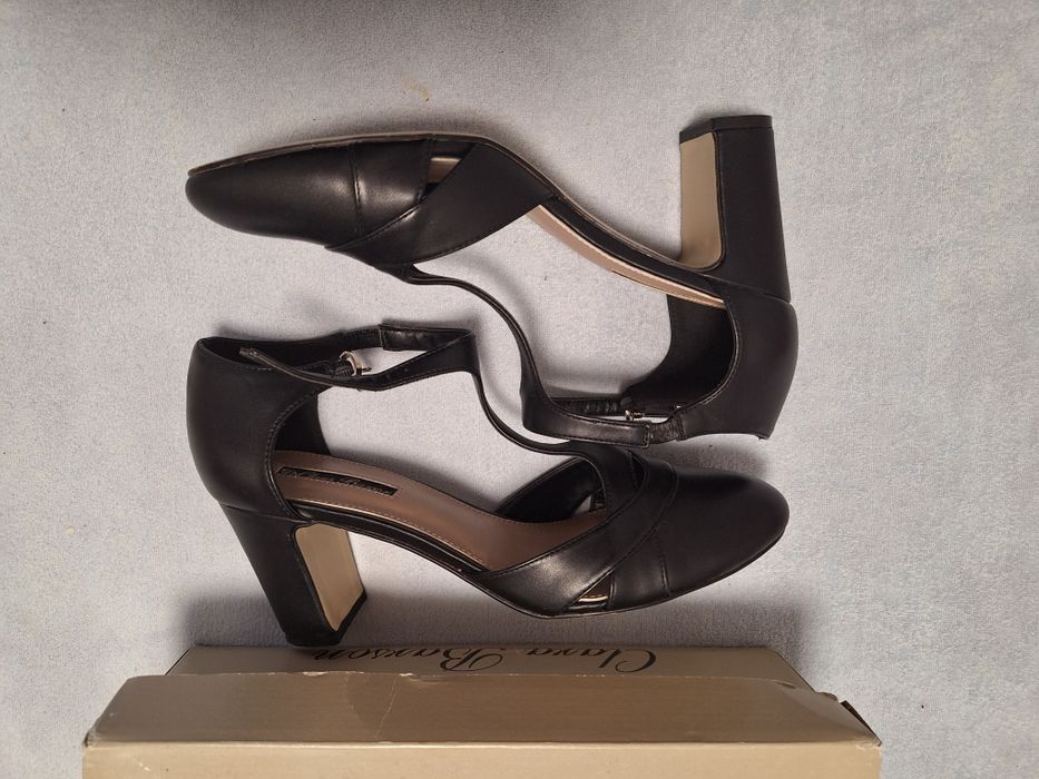 Damskie buty na slupku.