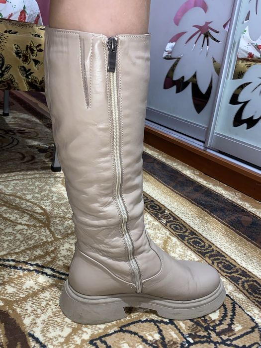 Жіночі сапожки бежеві шкіряні