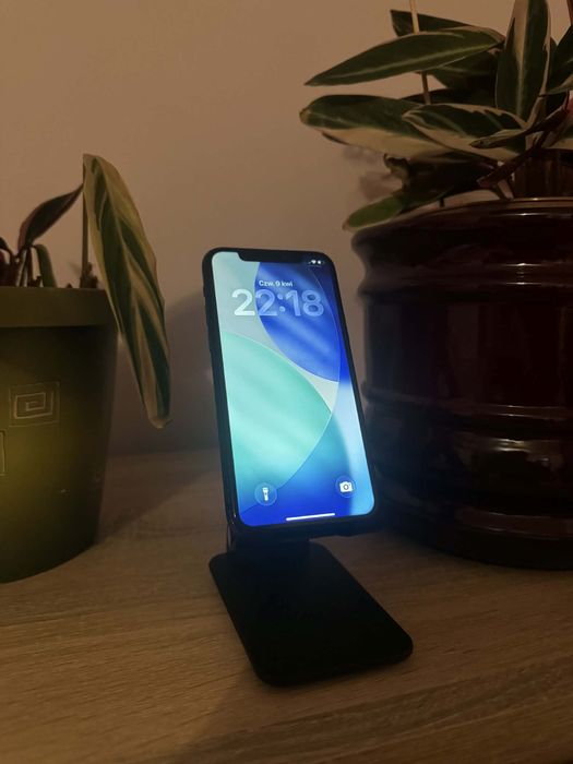 iPhone 11 Pro w zestawie z kablem i etui