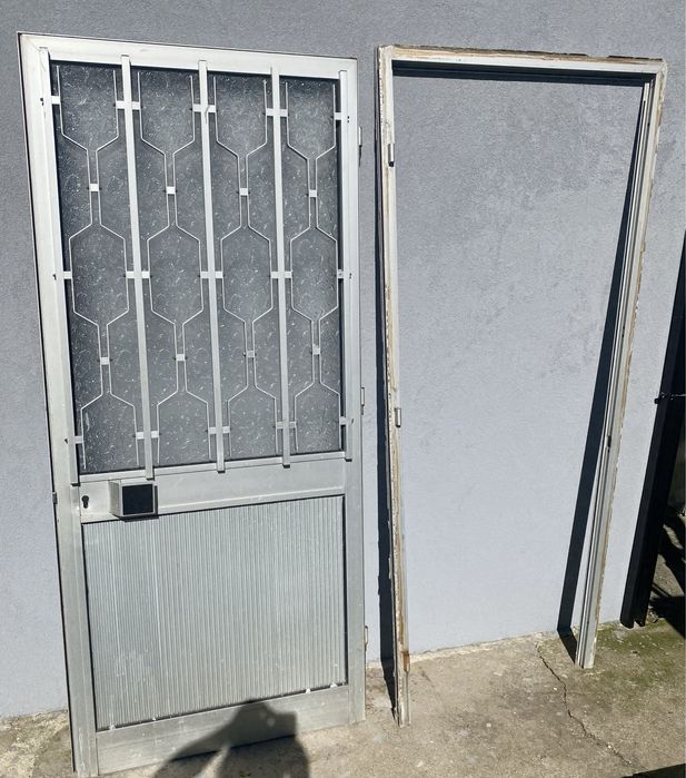 Porta em ferro com grades