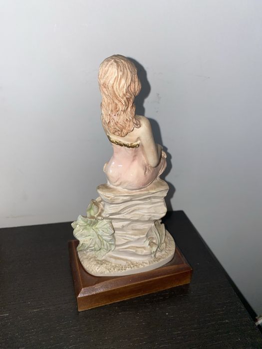 Estueta de marfinite genuino