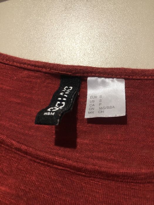 Burgundowy crop top z białymi wstawkami H&M